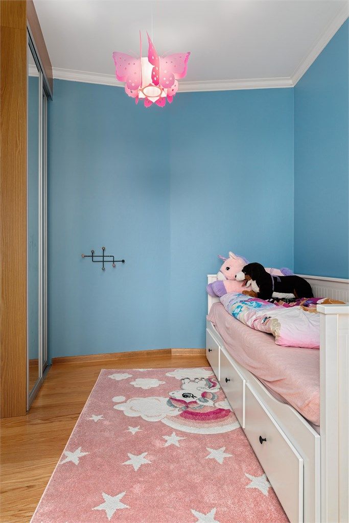 Rommet har skyvedørsgarderobe med speilfronter som oppbevaringsløsning