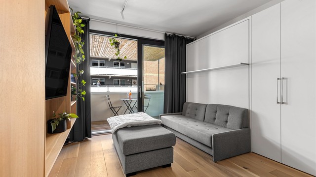 I tillegg til spisegruppen er det plass til en sofagruppe i leiligheten. På dagtid kan man benytte sofagruppen, og når man ønsker å sove feller man ut sengen fra veggen.