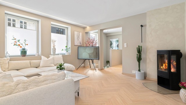 Krogsveen v/Azra Hadzic har gleden av å presentere Kirkegata 33 - en lekker oppusset leilighet med peis og terrasse på 30 kvm midt i hjertet av byen.