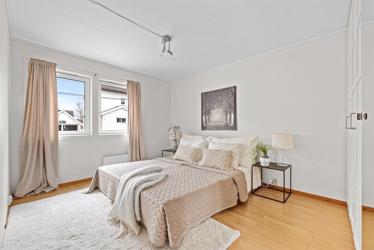 Soverommet er av god størrelse med plass til dobbeltseng. Garderobeskap med speilfronter gir gode oppbevaringsmuligheter.