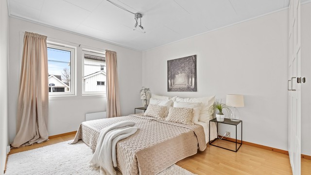 Soverommet er av god størrelse med plass til dobbeltseng. Garderobeskap med speilfronter gir gode oppbevaringsmuligheter.