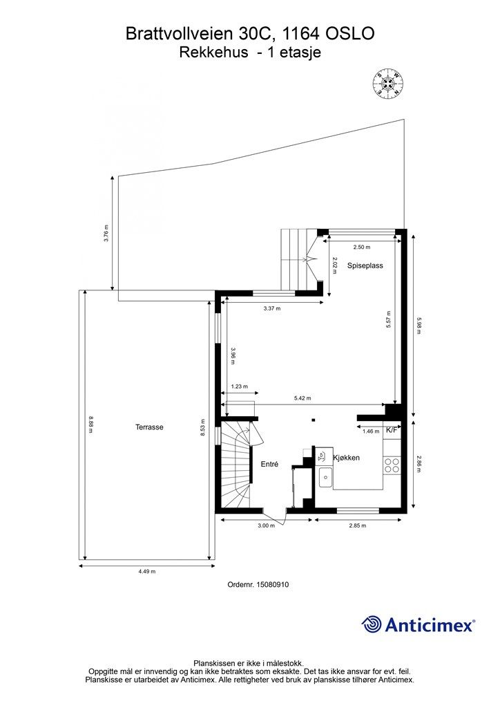 Første etasje på 46 m² er boligens sosiale hjerte, med en delvis åpen løsning mellom stue og kjøkken, og direkte utgang til den store terrassen.