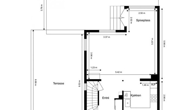 Første etasje på 46 m² er boligens sosiale hjerte, med en delvis åpen løsning mellom stue og kjøkken, og direkte utgang til den store terrassen.