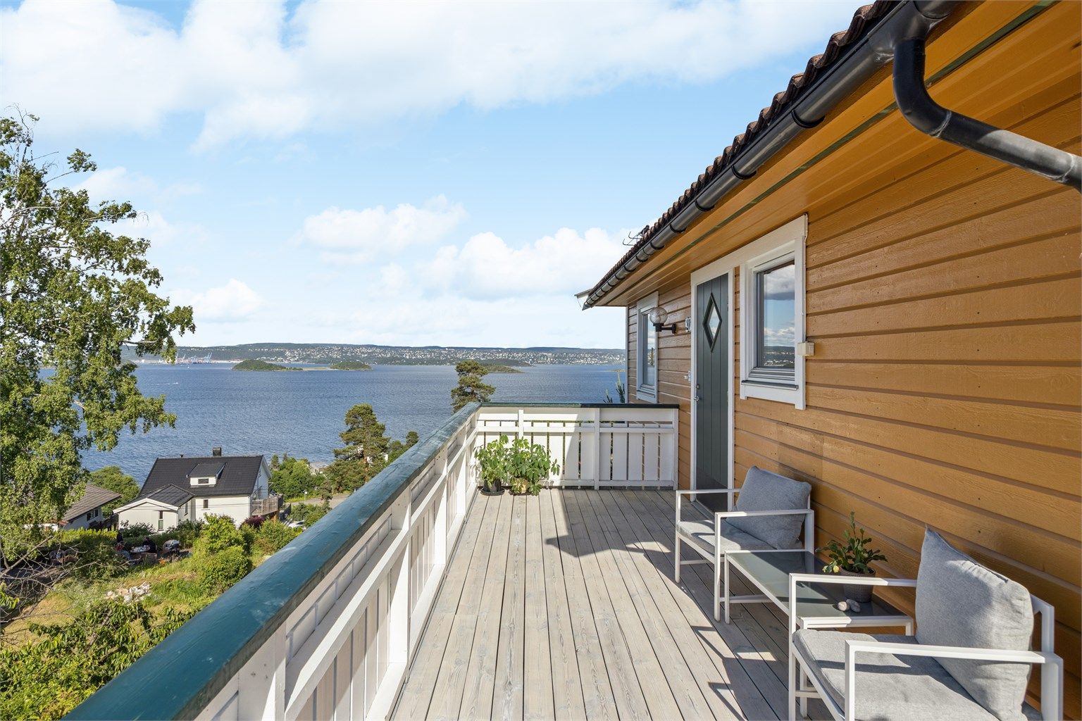 Nordvendt balkong ved inngangspartiet gir en ekstra uteplass med kveldssol. Foto: Per O. Skjellnan v/Efkt