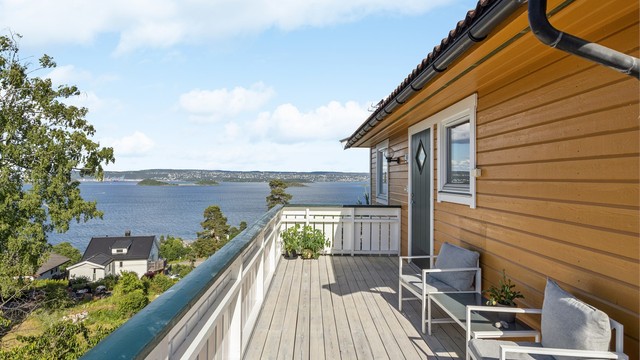 Nordvendt balkong ved inngangspartiet gir en ekstra uteplass med kveldssol. Foto: Per O. Skjellnan v/Efkt