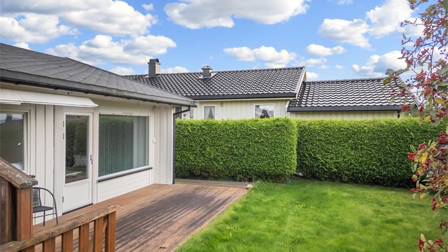 Terrasseplatting på 49 kvm som går langs tre sider av boligen. Fin uteplass med god plass til utemøbler.