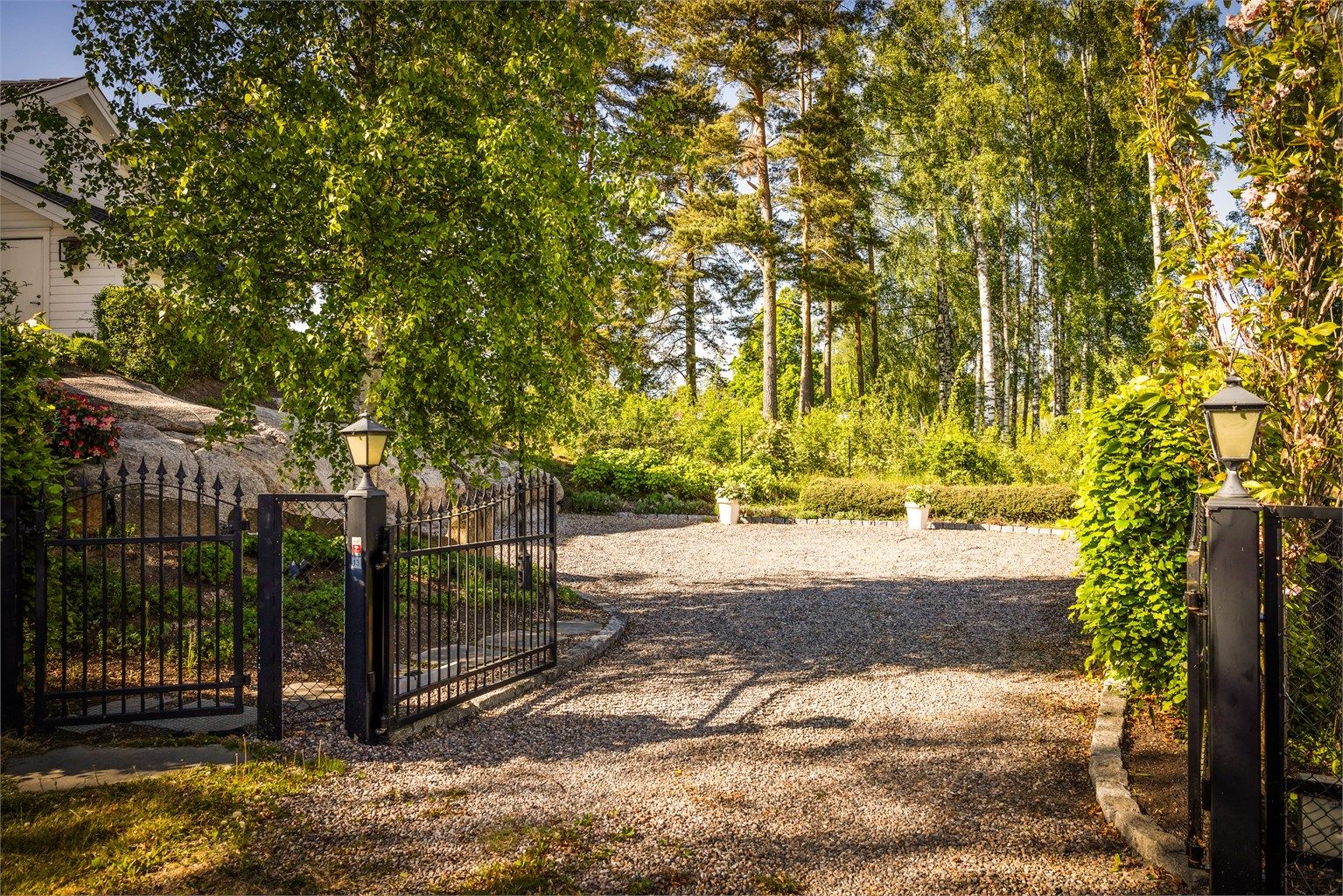En koselig innkjørsel til den innerste eiendommen, i en stille og fredfull blindvei er det første som møter deg på vei til Movik Vestre 13