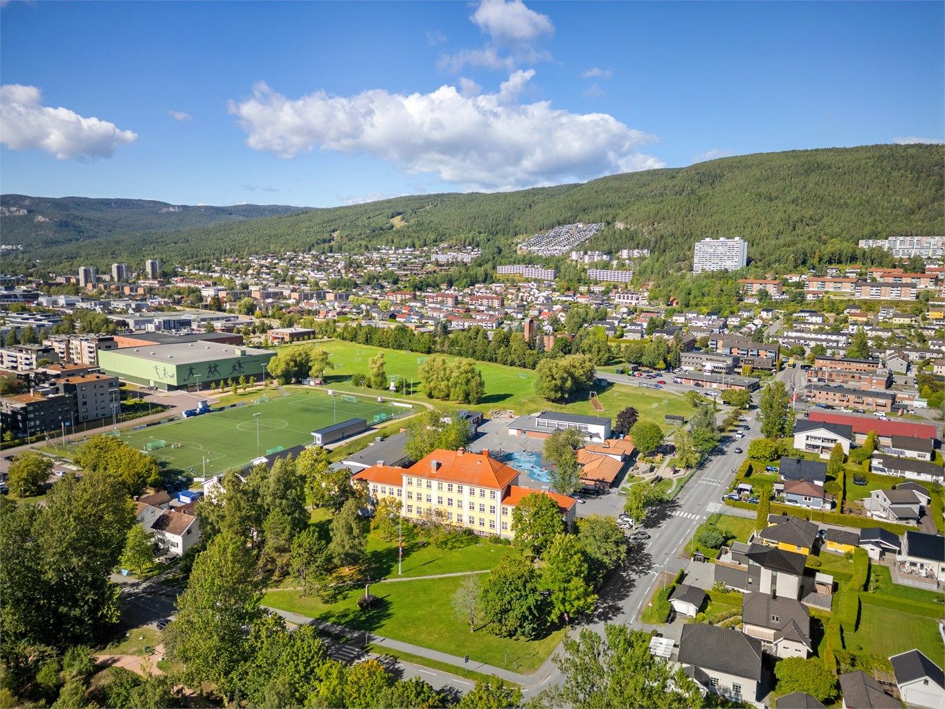 Meget kort gangavstand til Åssiden barneskole og idrettsanlegg.