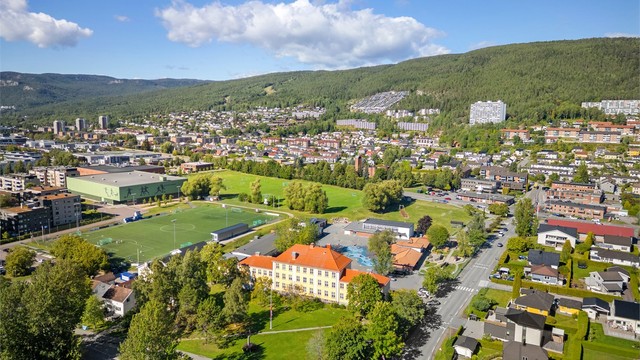 Meget kort gangavstand til Åssiden barneskole og idrettsanlegg.