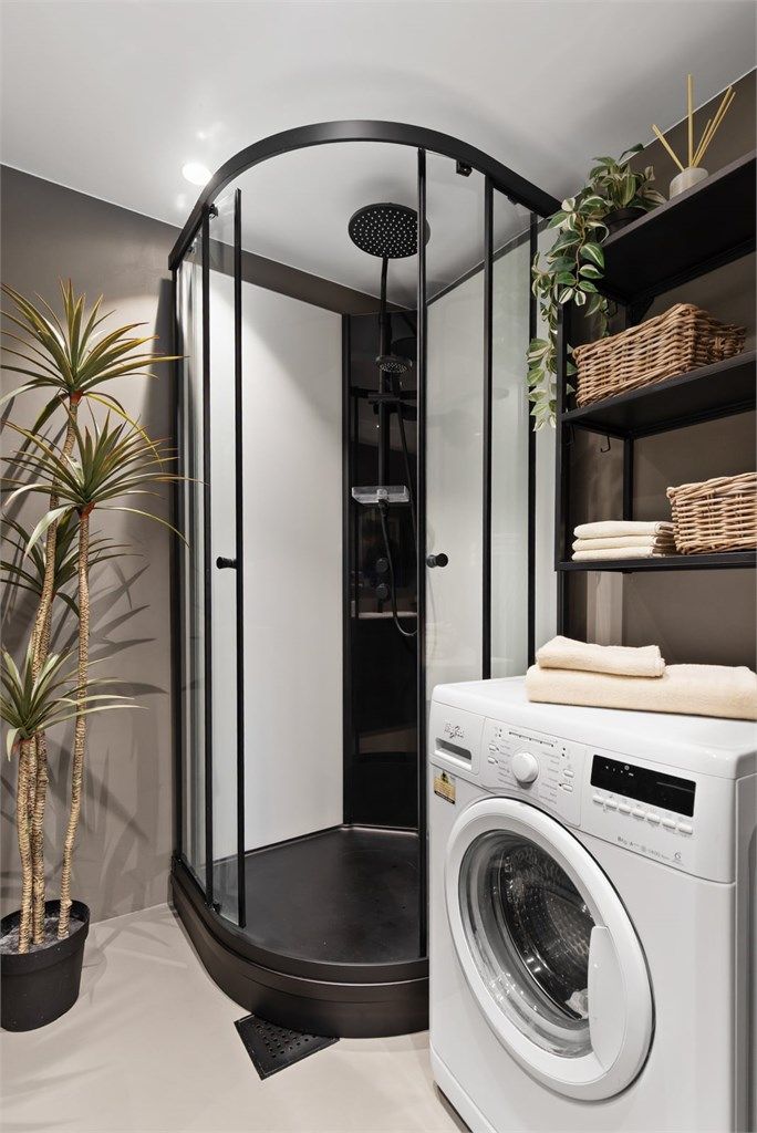 Badet har dusjkabinett og praktisk opplegg for vaskemaskin.