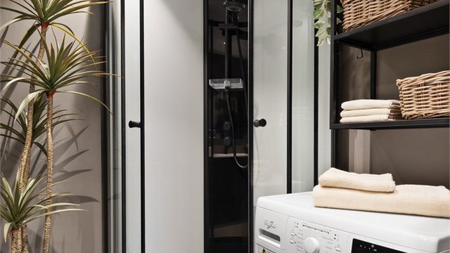 Badet har dusjkabinett og praktisk opplegg for vaskemaskin.