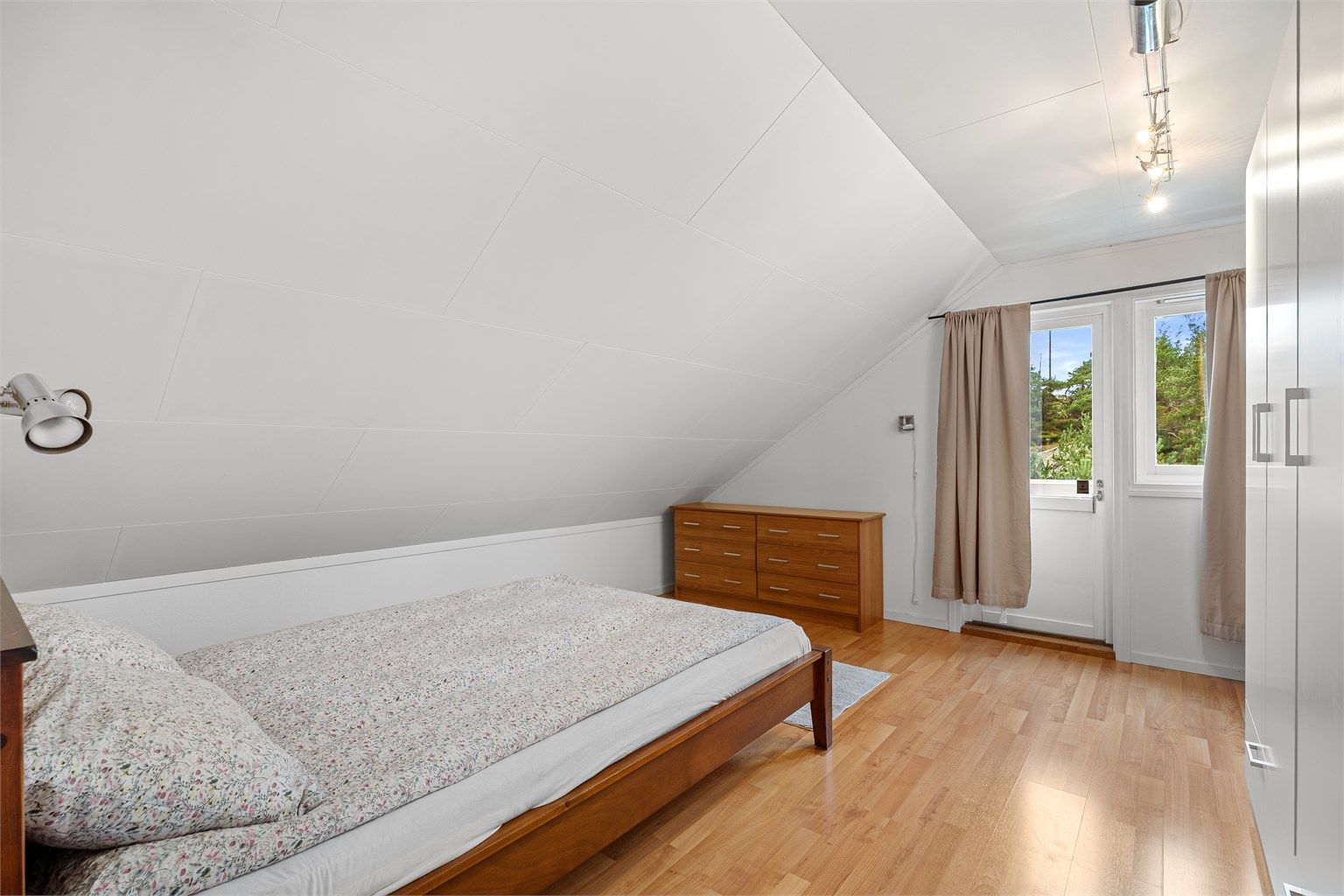 Soverom med utgang til liten balkong. 