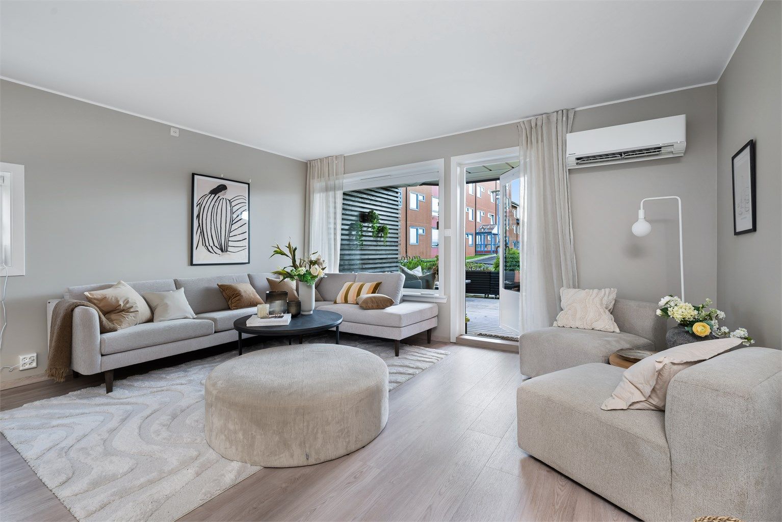 Lys og trivelig 3-roms endeleilighet med varmepumpe og utgang til terrasse