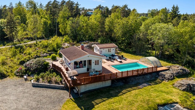 Sommersted ved sjøen med basseng.