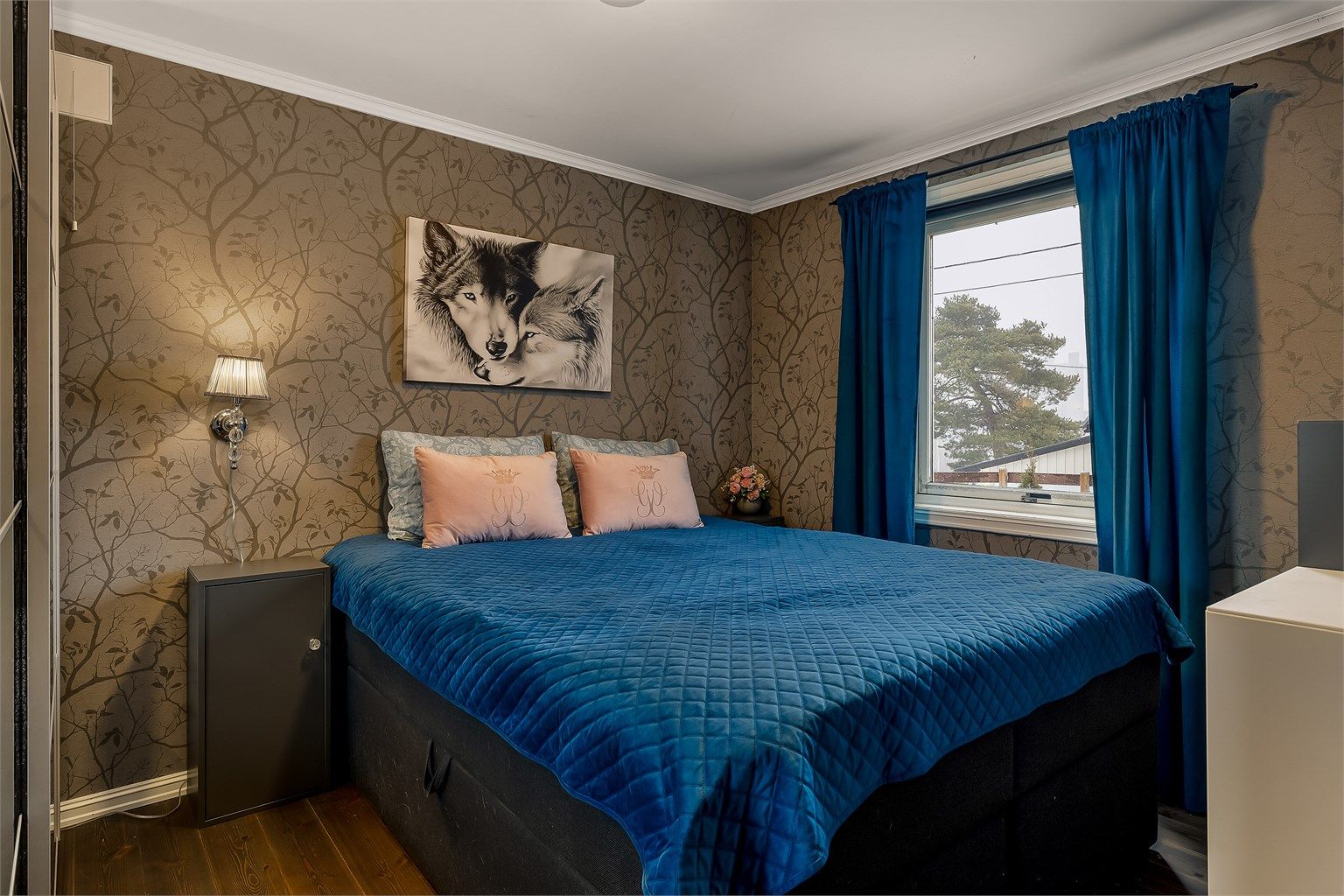 Hovedsoverommet har god størrelse, med plass til dobbeltseng og garderobeskap.