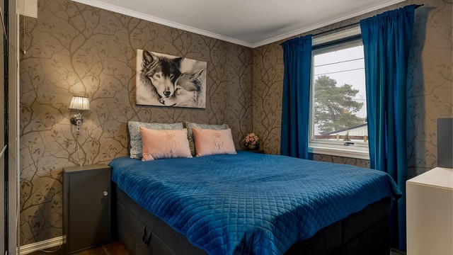 Hovedsoverommet har god størrelse, med plass til dobbeltseng og garderobeskap.