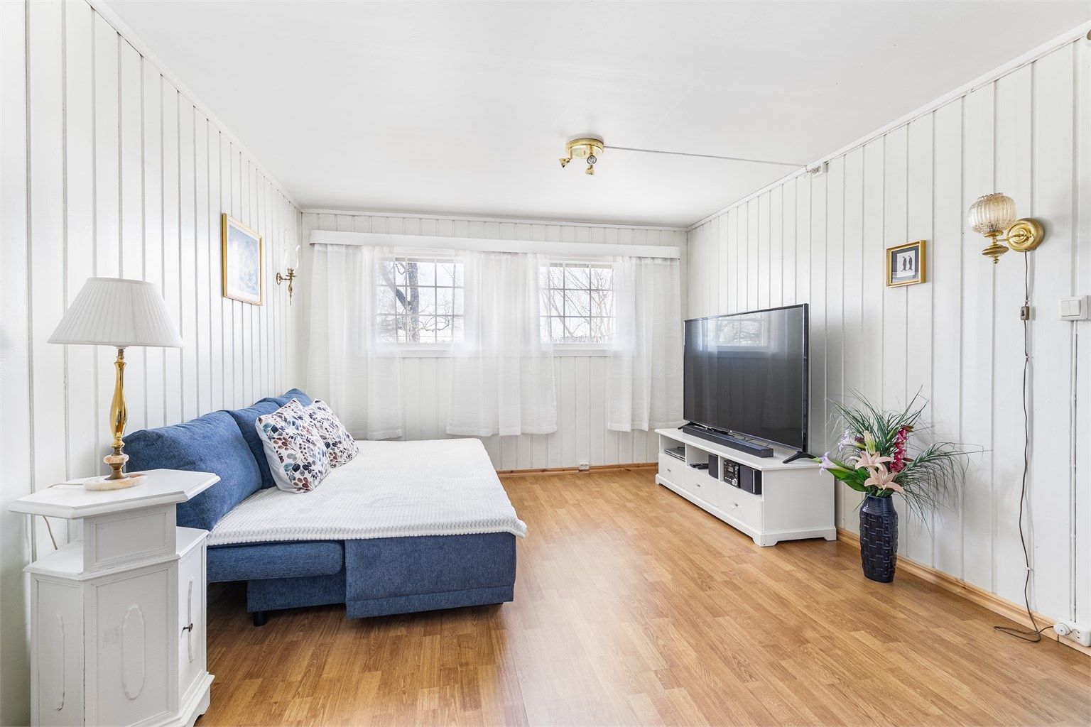 Underetasjens stue passer utmerket som TV-stue, men kan også fungere som soverom - alternativt en kombinasjon for familiens tenåring.