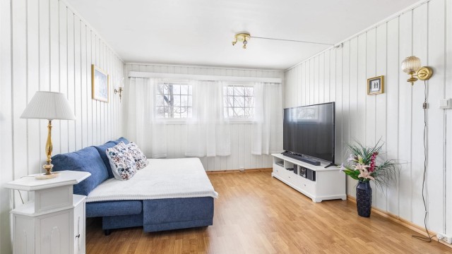 Underetasjens stue passer utmerket som TV-stue, men kan også fungere som soverom - alternativt en kombinasjon for familiens tenåring.