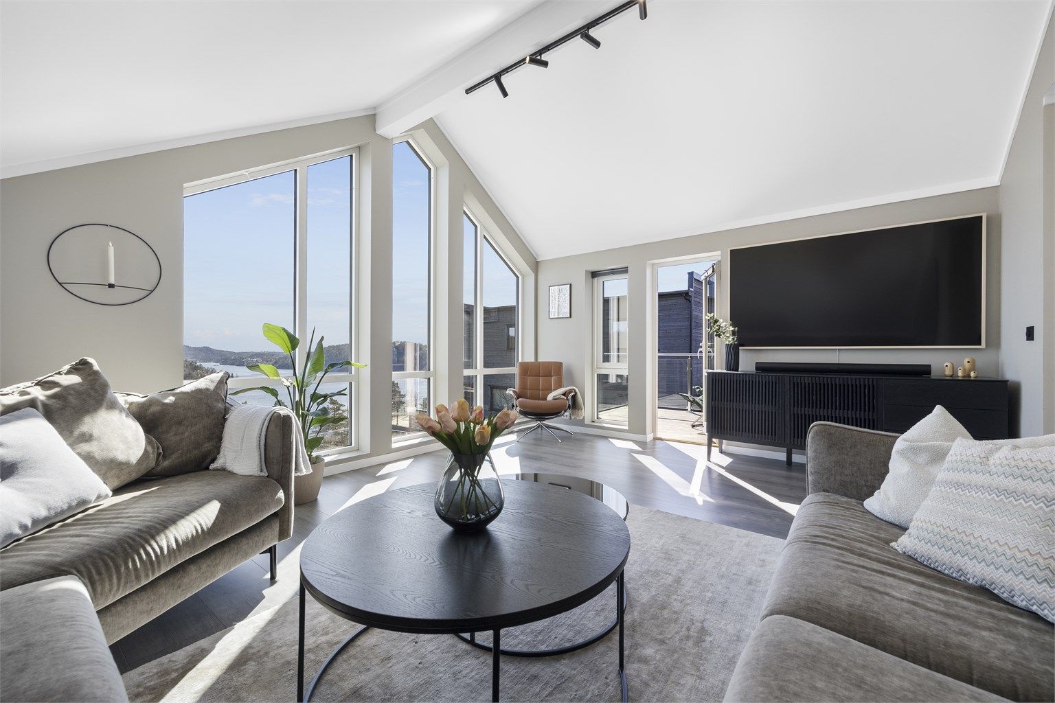 Fra loftstuen er det utgang til en balkong på 7 m², med rekkverk i glass for uhindret sikt.