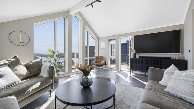 Fra loftstuen er det utgang til en balkong på 7 m², med rekkverk i glass for uhindret sikt.