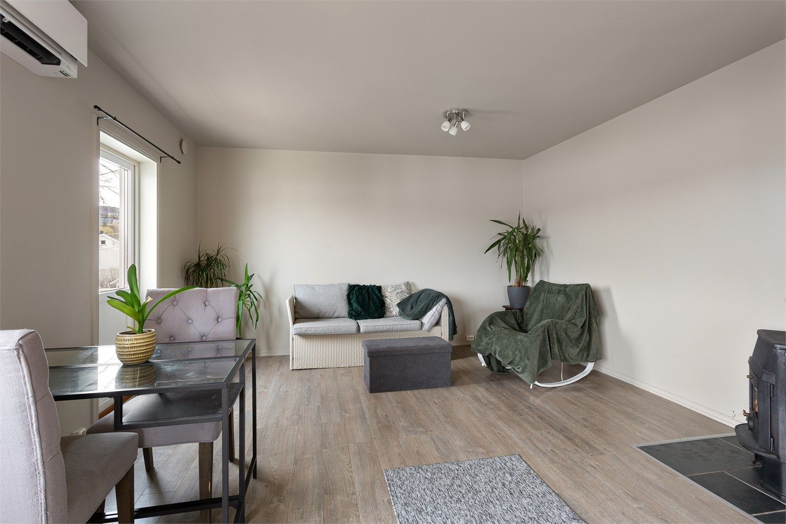 Rommet har gjennomgående laminat på gulvet, som gir en enhetlig og åpen romfølelse.