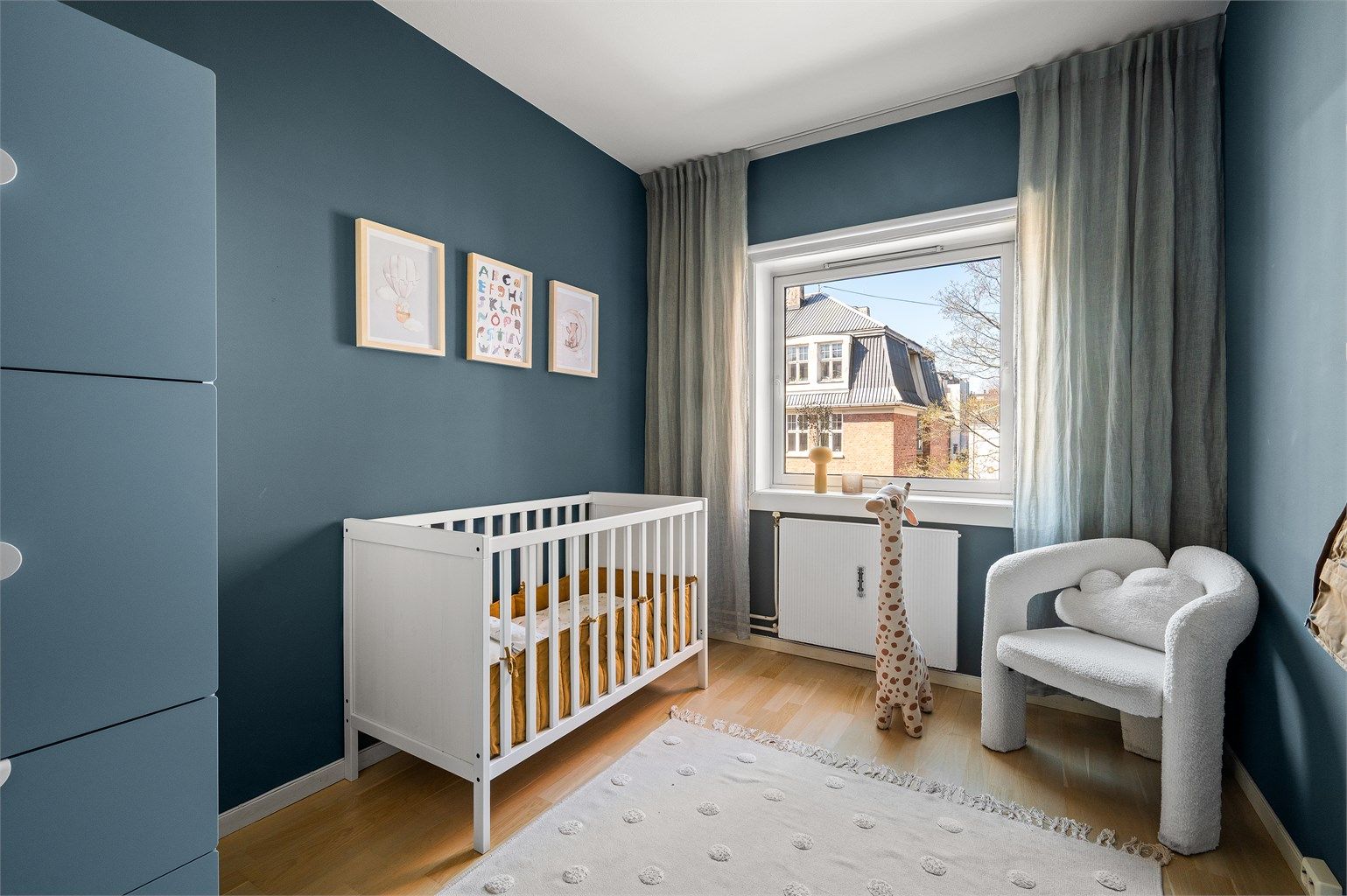 Begge soverommene vender mot et rolig område, skjermet fra hovedgaten.