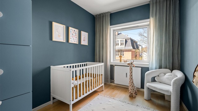 Begge soverommene vender mot et rolig område, skjermet fra hovedgaten.