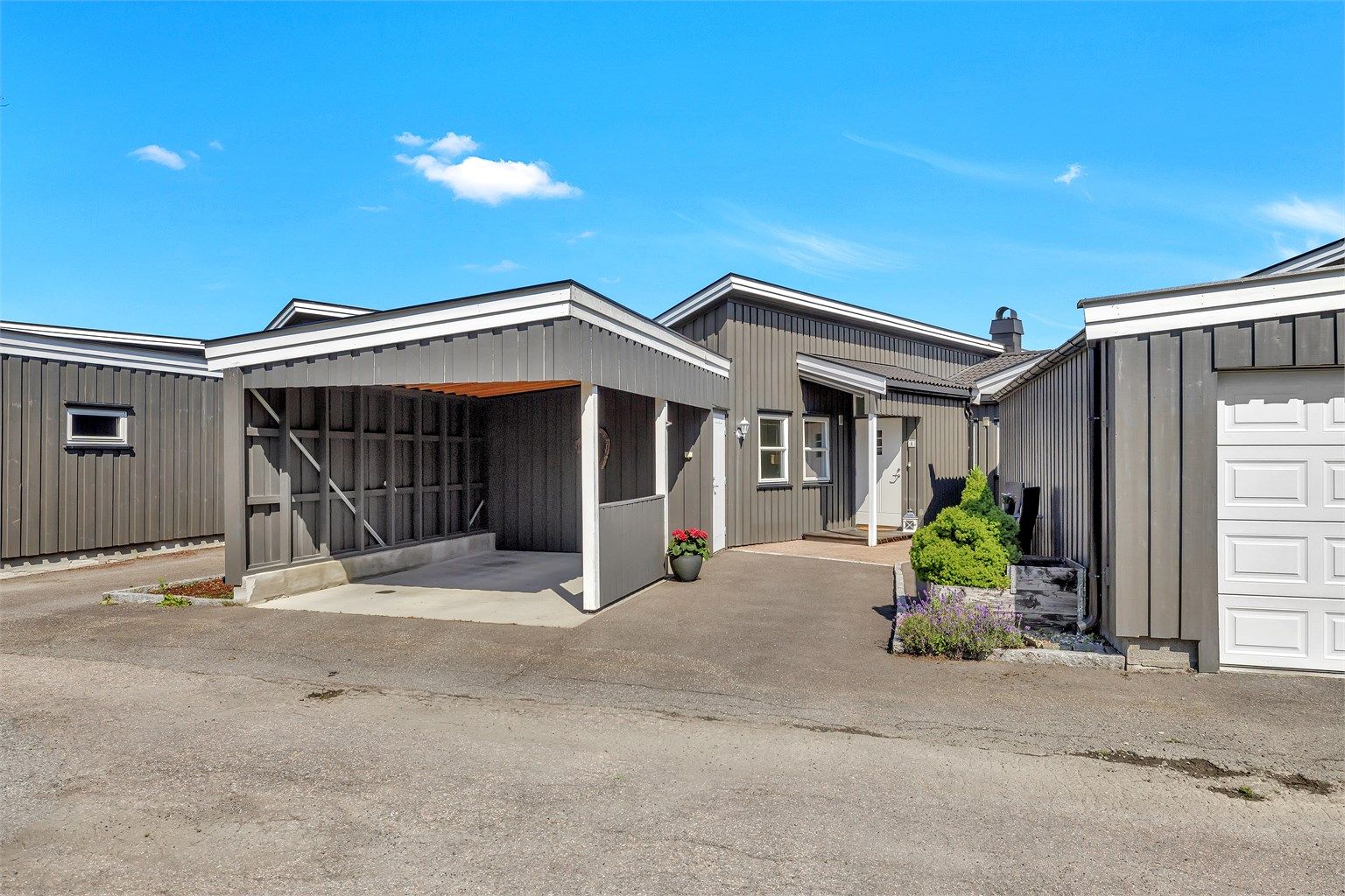 Eiendomsmegler Krogsveen v/ Madeleine Johnsen Thune ønsker velkommen til Nygårdsjordet 4.