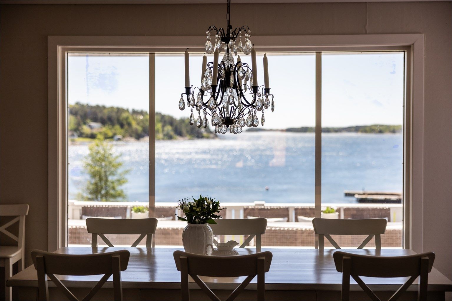 Utsikten over vannet er et sentralt element også fra spiseplassen.