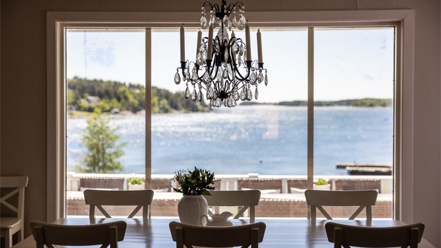 Utsikten over vannet er et sentralt element også fra spiseplassen.