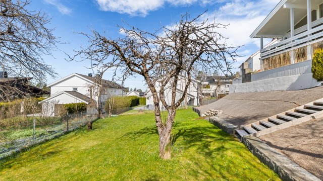 Terrassert hage hvor det i skråningen er klargjort for etablering av blomsterbed, urtehage eller annen vegetasjon etter eget ønske.