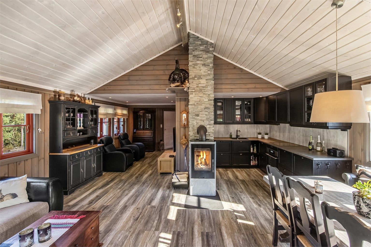 Lekkert og praktisk kjøkken fra Ikea med integrerte hvitevarer