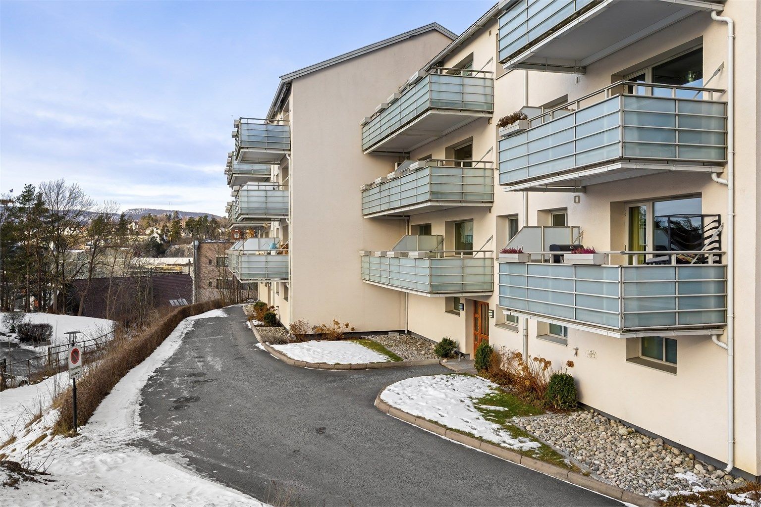 Bygget er plassert høyt og fritt i terrenget, som sikrer gode utsiktsforhold.