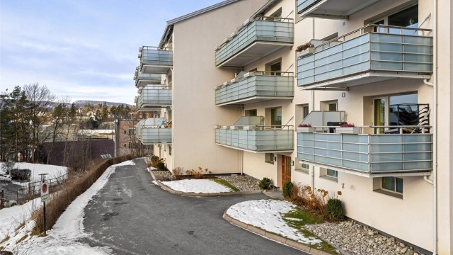 Bygget er plassert høyt og fritt i terrenget, som sikrer gode utsiktsforhold.