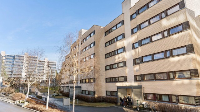 Leiligheten ligger i Røverkollen borettslag, et veldrevet lag tilknyttet OBOS med delvis bilfrie fellesarealer.
