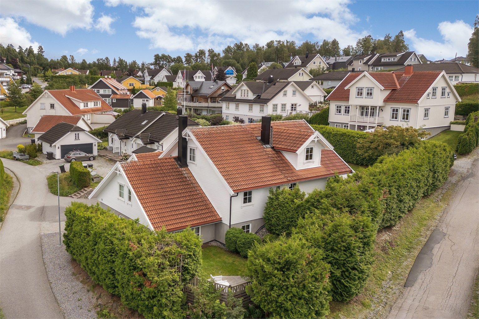 Nabolaget består i hovedsak av eneboliger og småhusbebyggelse med trygge omgivelser.
