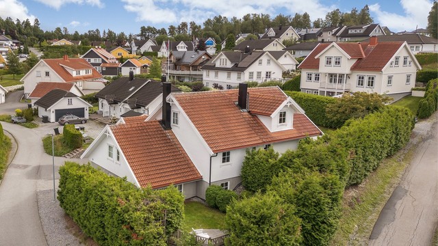 Nabolaget består i hovedsak av eneboliger og småhusbebyggelse med trygge omgivelser.