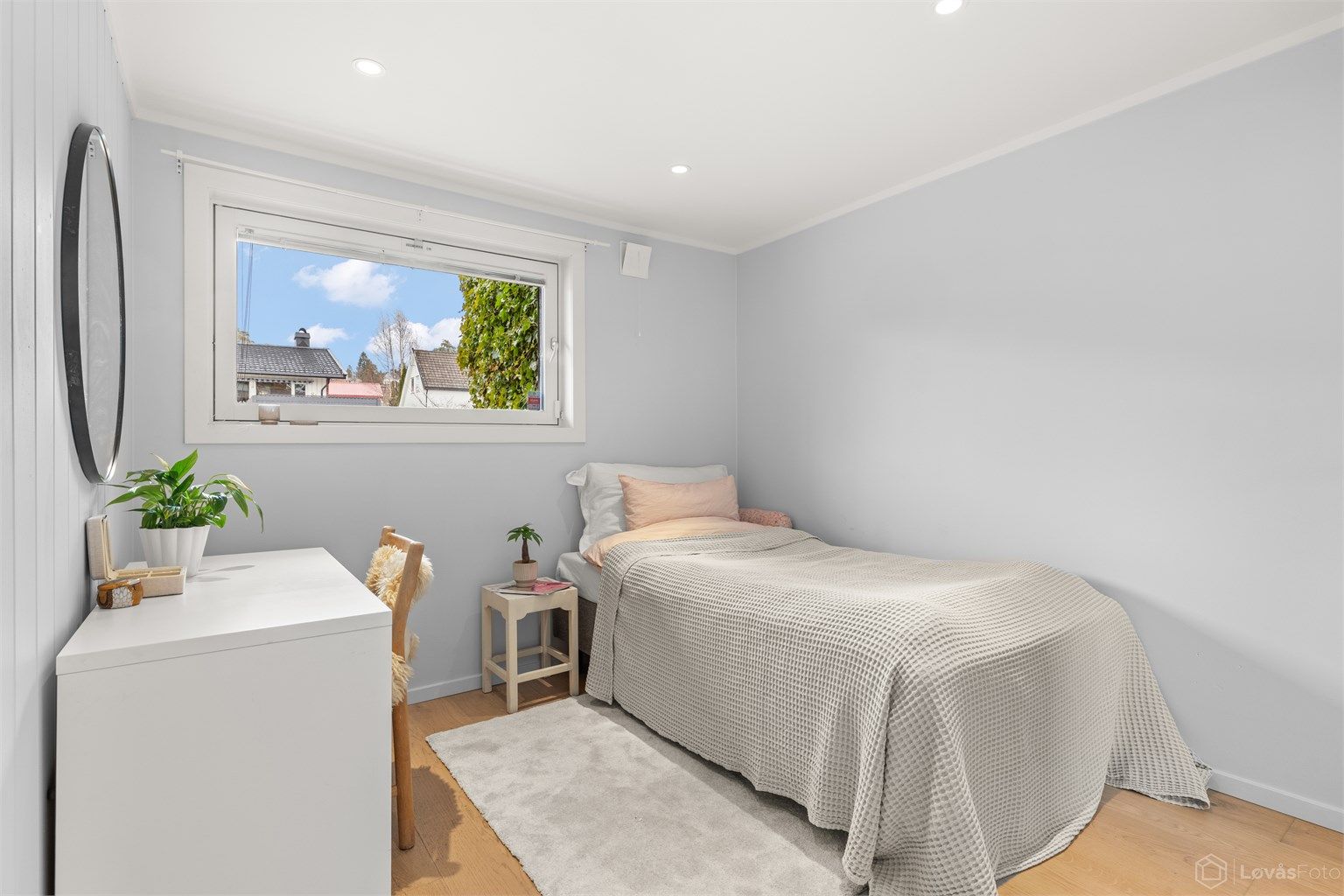 Romslig soverom med 1-stavs parkett på gulvet med vannbåren gulvvarme og downlights i himling