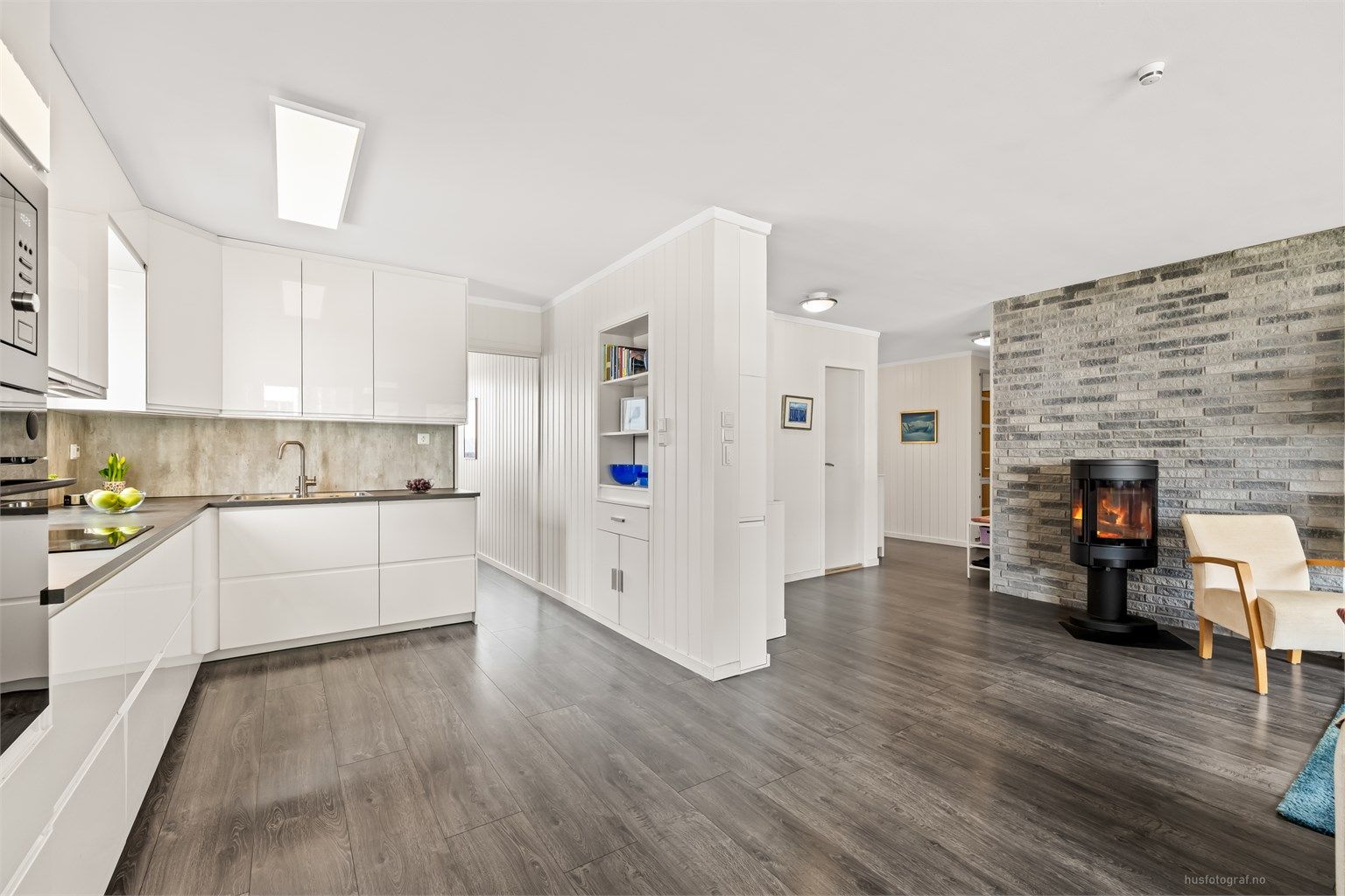 Stilrent kjøkken med godt utnyttet skap- og benkplass