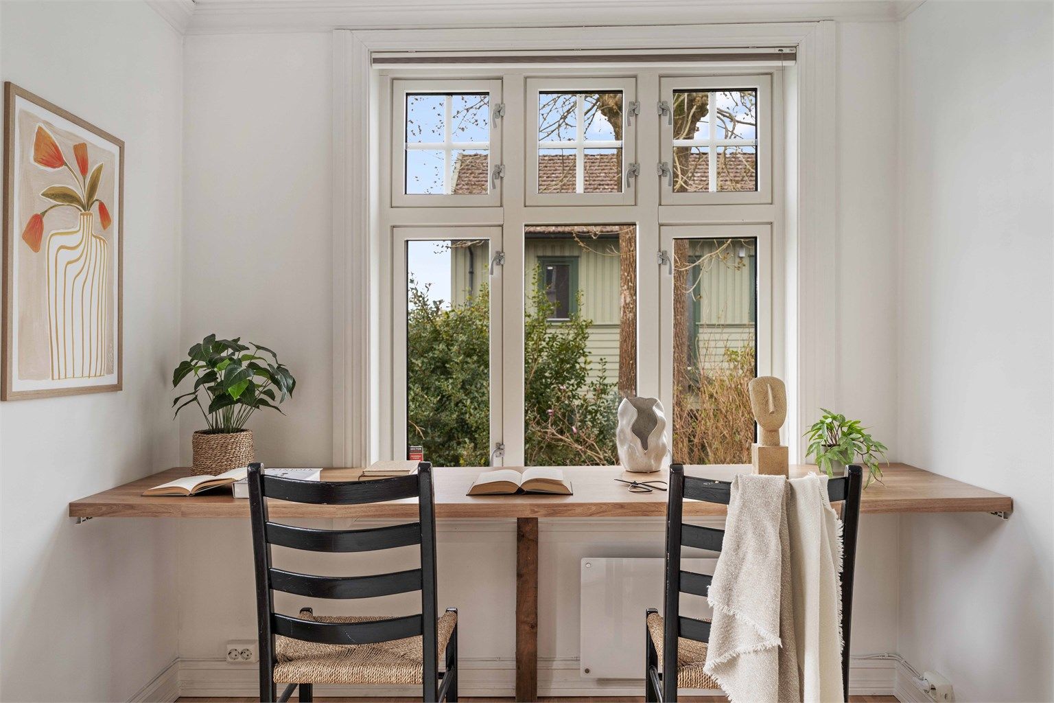 En smart løsning for hjemmekontoret, med rikelig dagslys fra de store vinduene.