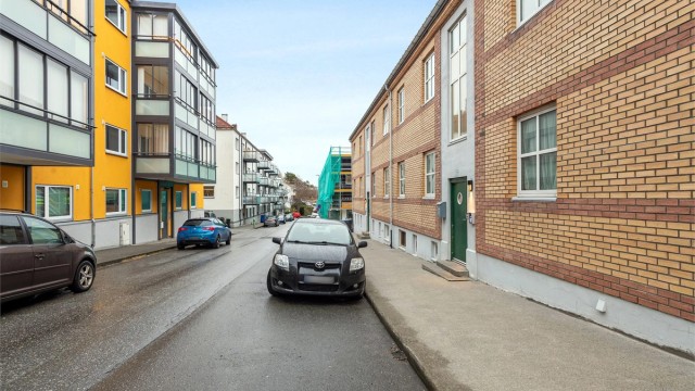 Fasade. Kort vei til sentrum