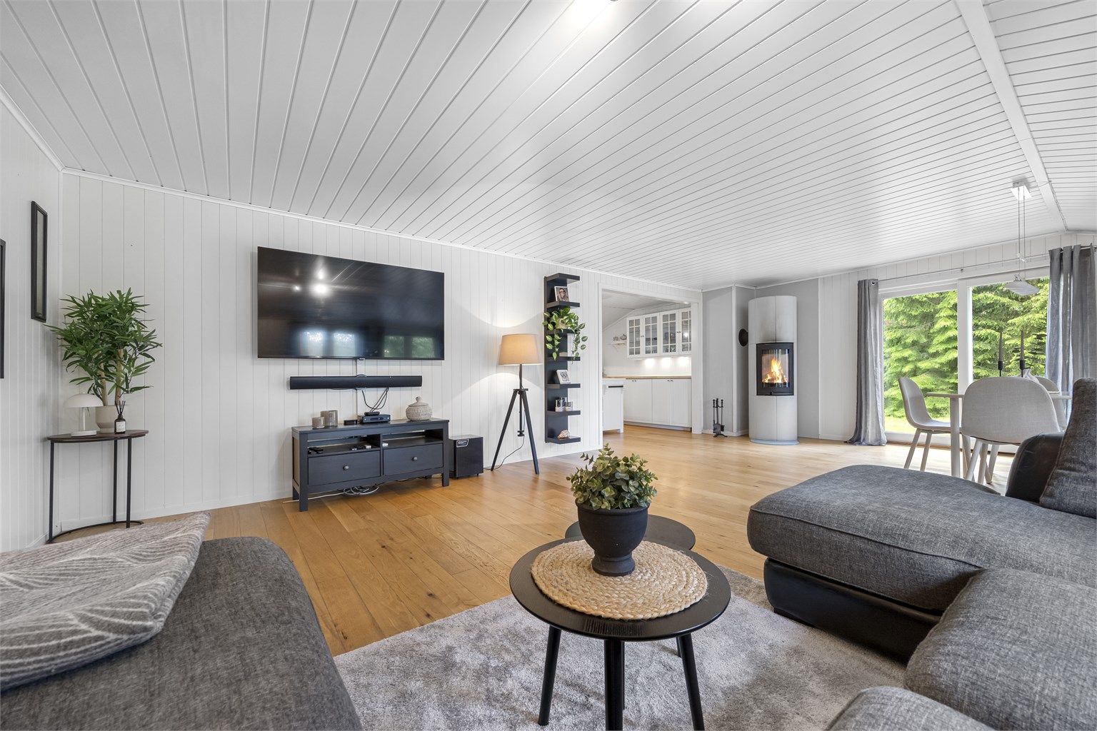 Innvending fin standard- lyse farger og store vindusflater