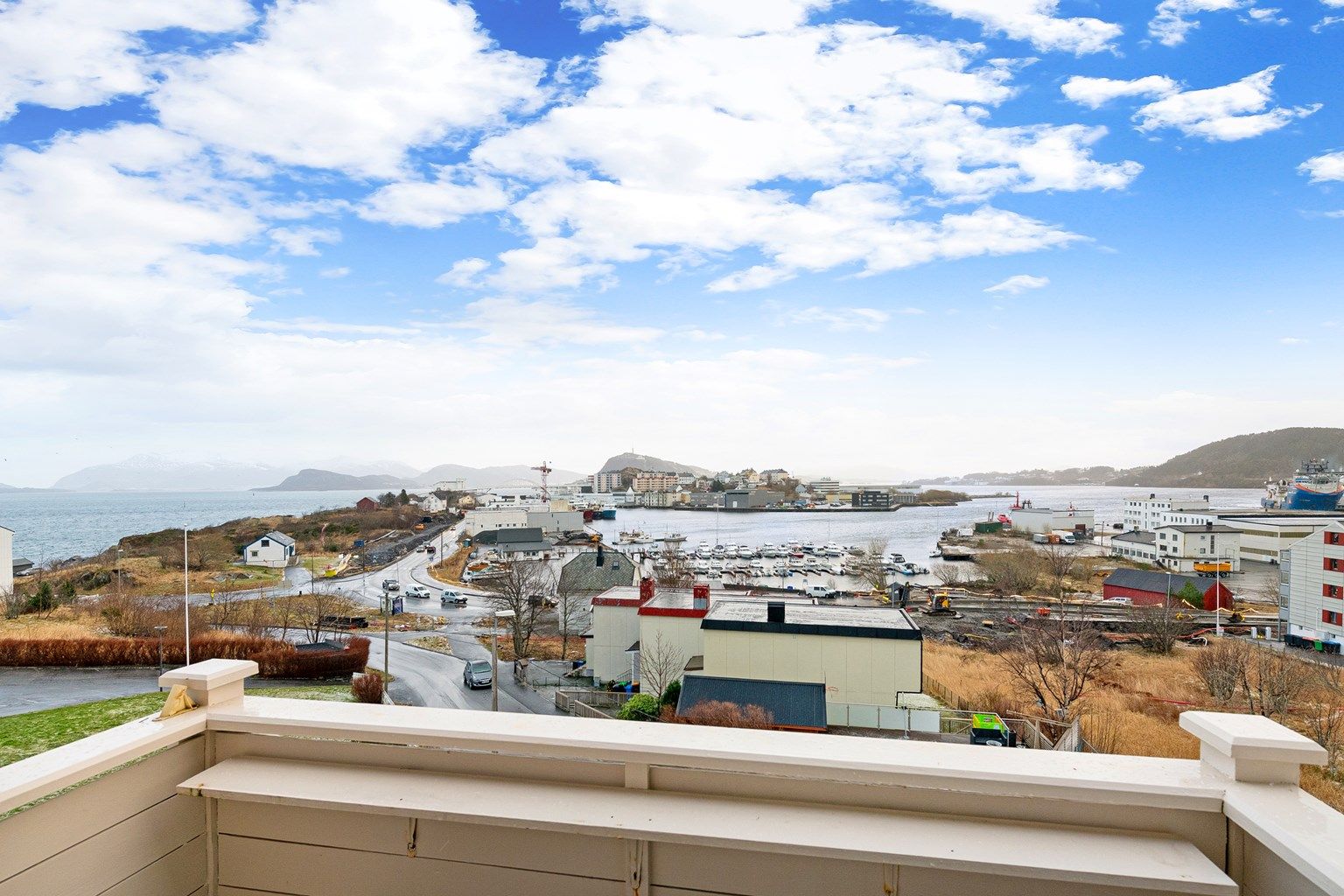 Balkong mot øst med flott utsikt mot Aspevågen og Ålesund 