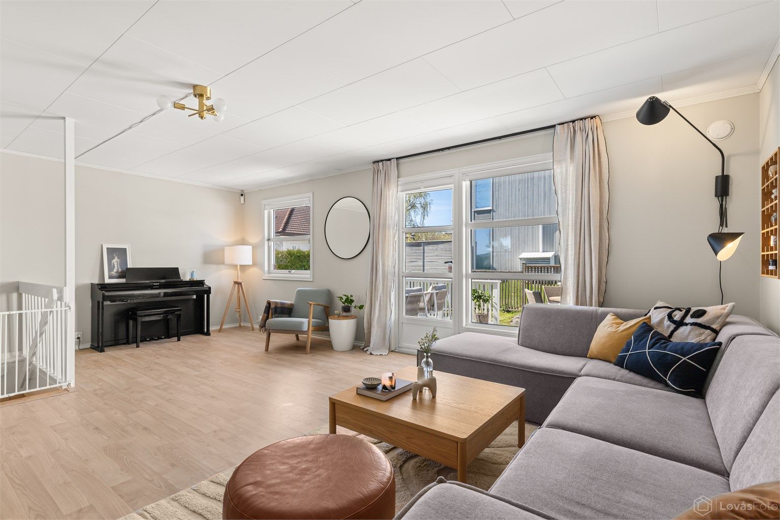 Fra stuen er det direkte utgang til en terrasse på 20 m² og den private hagen.