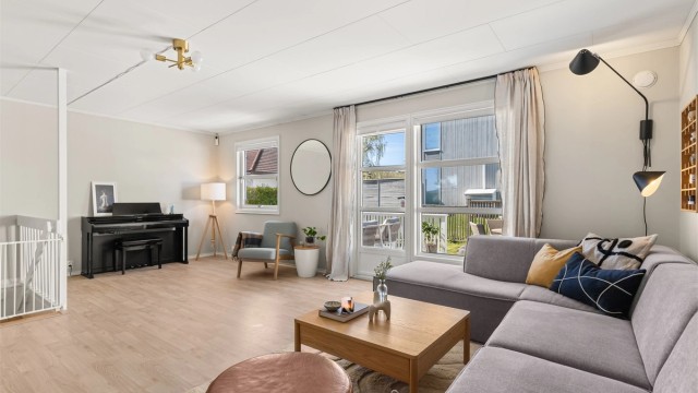 Fra stuen er det direkte utgang til en terrasse på 20 m² og den private hagen.