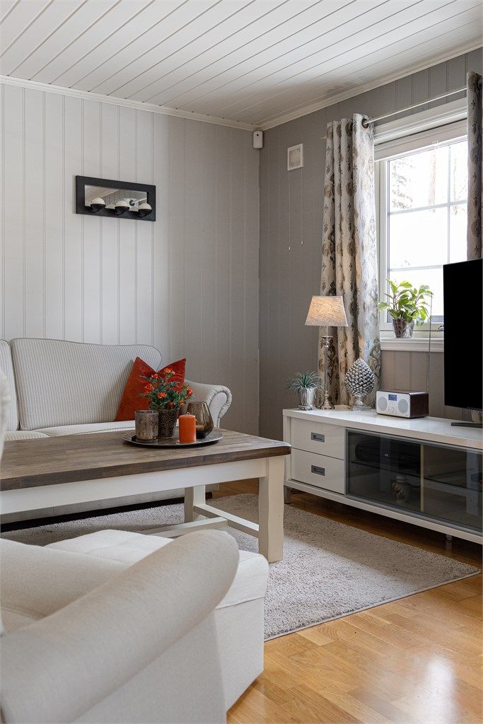 Store vindusflater gir godt med naturlig lys inn i stuen. Vinduene har trerammer og isolerglass fra byggeåret 2008.