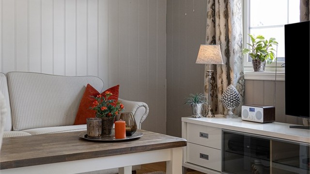 Store vindusflater gir godt med naturlig lys inn i stuen. Vinduene har trerammer og isolerglass fra byggeåret 2008.