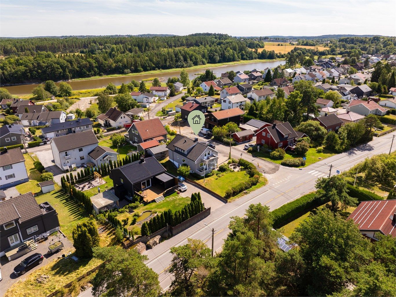 Tomannsboligen har en solfylt beliggenhet sør på Hafslundsøya, rett i nærheten av både barnehage og barneskole.