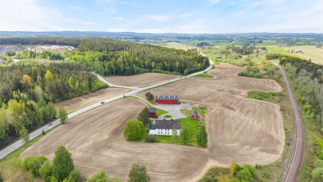 Eiendommen har en strategisk beliggenhet med enkel adkomst.