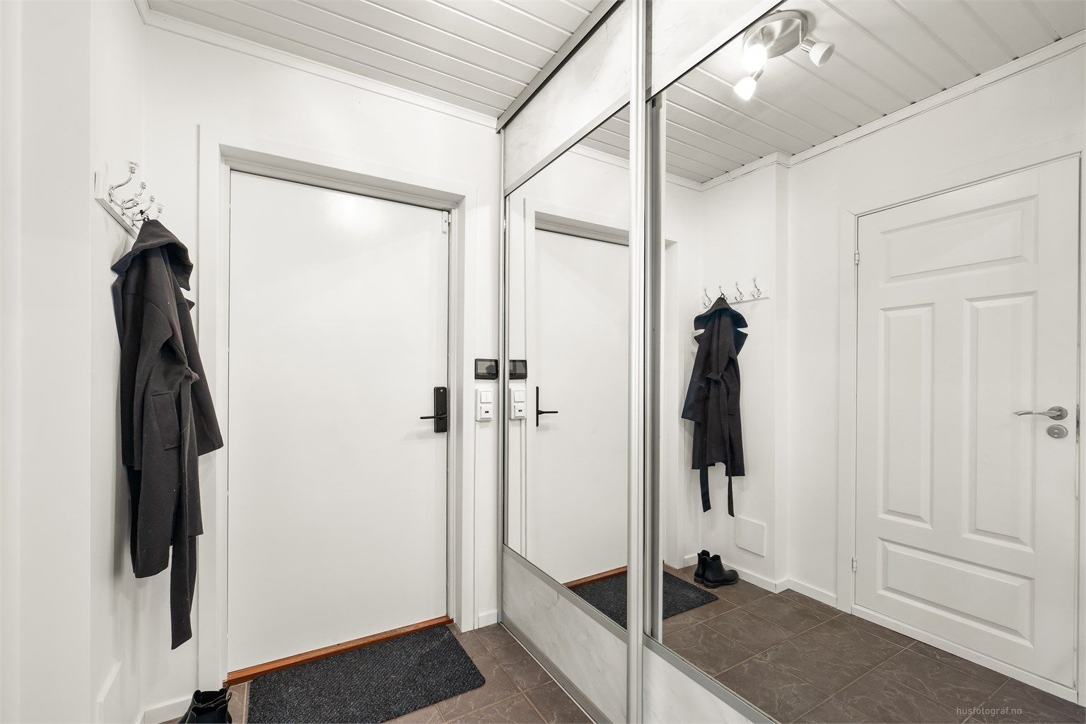 Entré med gulvvarme og skyvedørsgarderobe